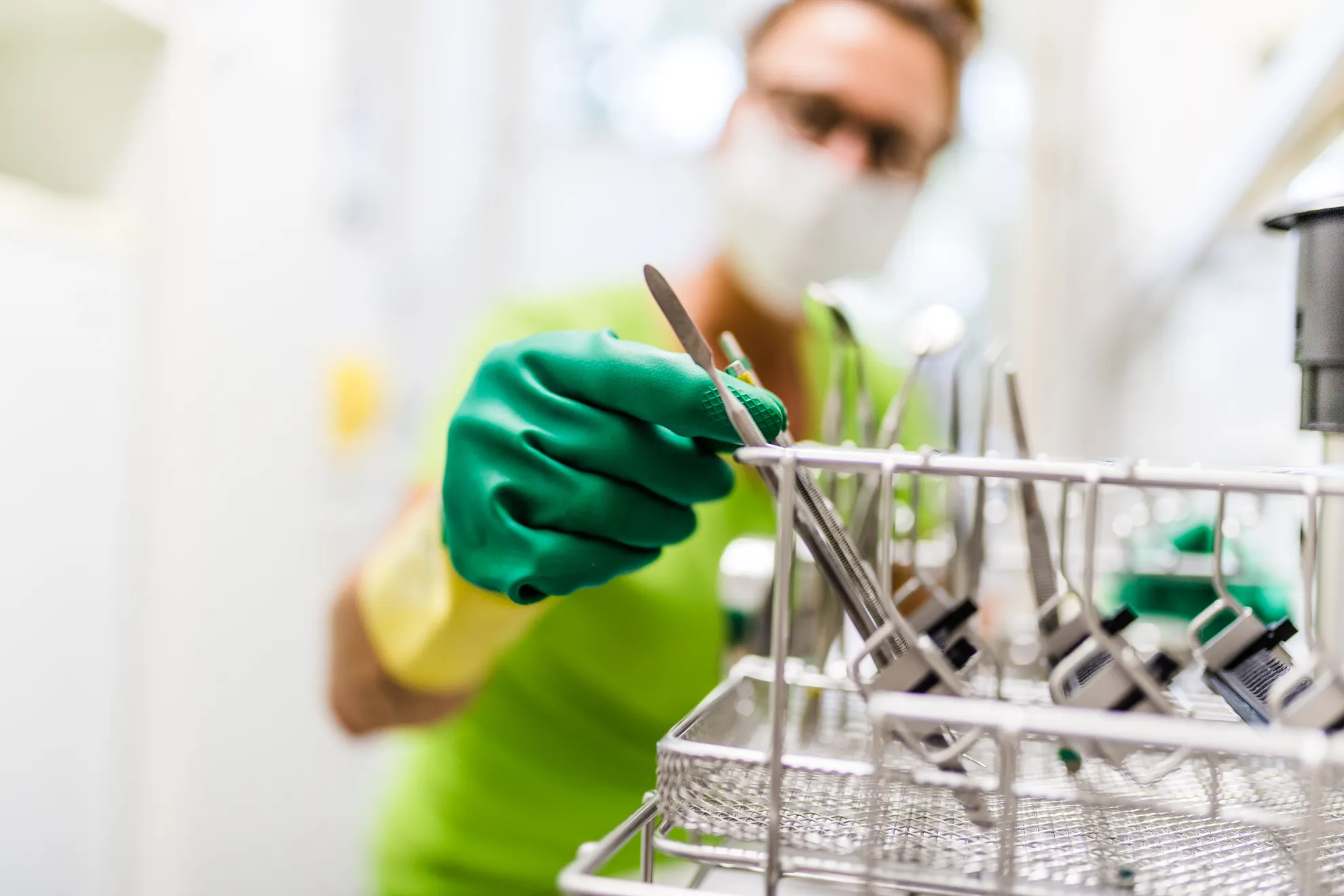 Dentalinstrumente werden in einen Korb gestellt von